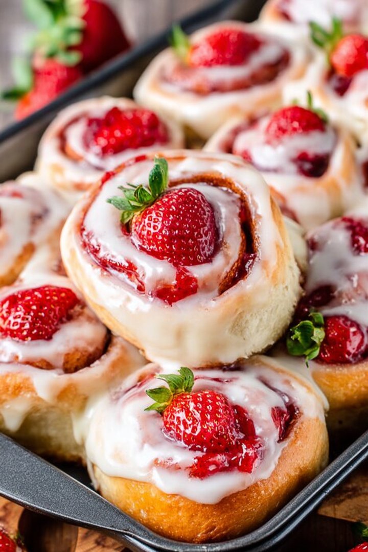 Strawberry Cheesecake Cinnabon Rolls Recipe image 2